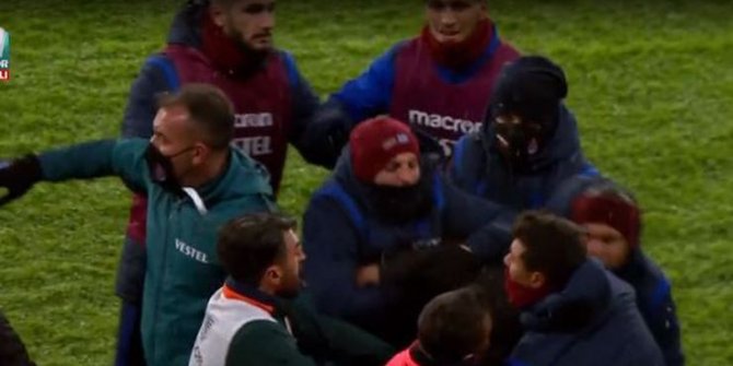 Başakşehir - Trabzonspor maçında büyük olay!