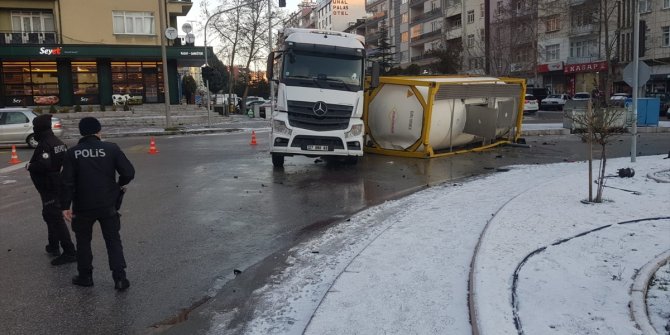 Seydişehir'de gıda maddesi taşıyan tır devrildi