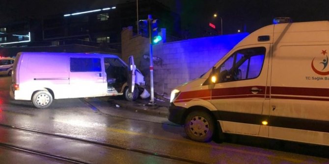 Aracıyla duvara çarpan sürücü yaralandı