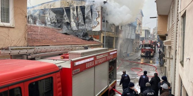 Sobadan sıçrayan kıvılcım 2 katlı depoyu yaktı