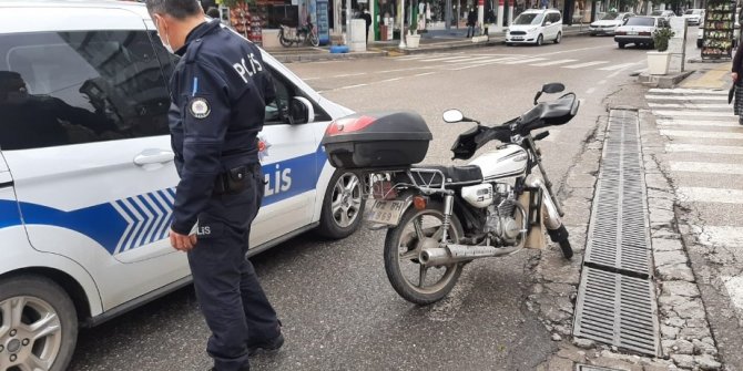 Kayganlaşan yolda motosiklet devrildi