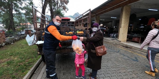 Marmaris’te toplanan turunçlar vatandaşlara dağıtıldı