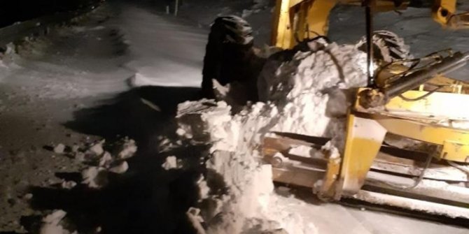 Akşehir’de yüksek mahallelerde yol açma çalışmaları sürüyor