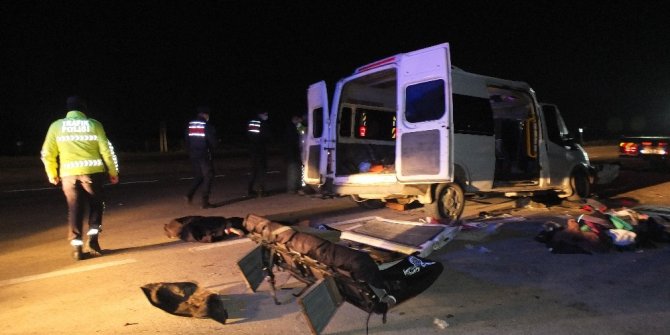 Minibüs TIR’a çarptı : 3 ölü, 9 yaralı
