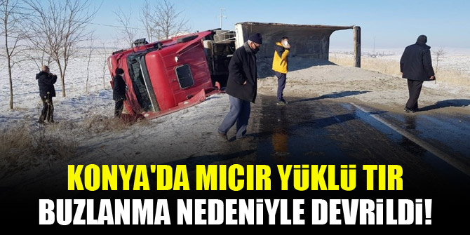 Konya'da mıcır yüklü tır, buzlanma nedeniyle devrildi!