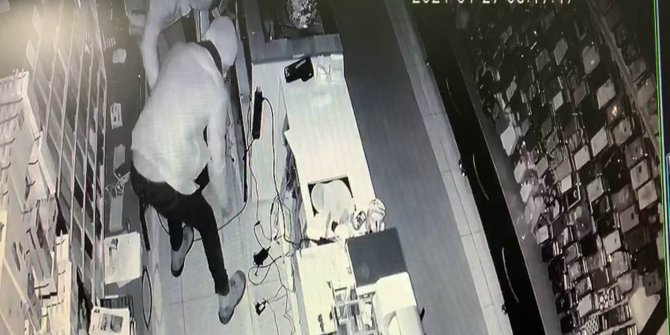 130 bin liralık telefon ve bilgisayar çalıp, güvenlik kamerasına karşı birbirlerini kutlamışlar