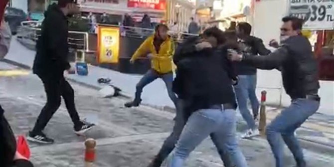 Cadde ortasında tekme yumruk kavga ettiler