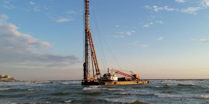Silivri'de römorkör yedeğindeki duba koparak karaya oturdu