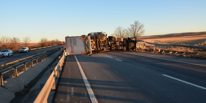 TIR'ın devrildiği yol, 2 saat ulaşıma kapandı