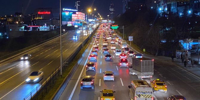 Kısıtlamanın ardından Kadıköy'de trafik yoğunluğu