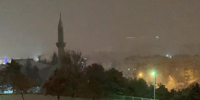 Elazığ’da kar etkili oldu, yolda kalanlara jandarma yetişti