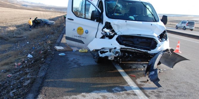 Kuş sürüsünü ezmemek için yavaşlayan otomobile minibüs çarptı: 4 yaralı