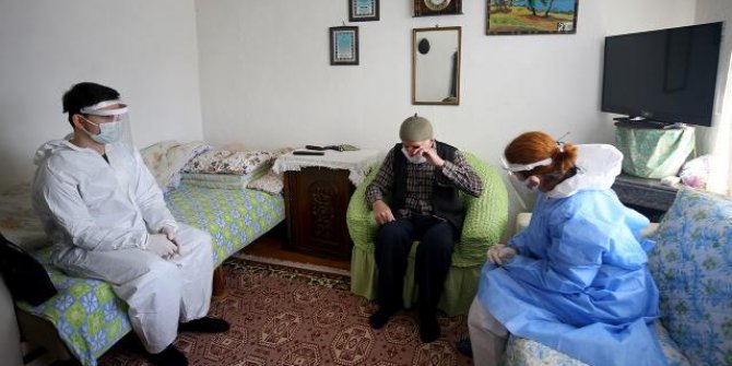 Filyasyon ekiplerini karşısında gören Selim dede gözyaşlarını tutamadı
