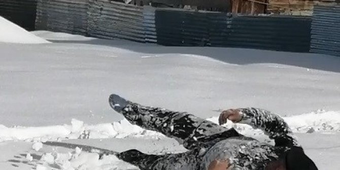 Yaşlı adam karda süründü, yuvarlanarak eğlendi