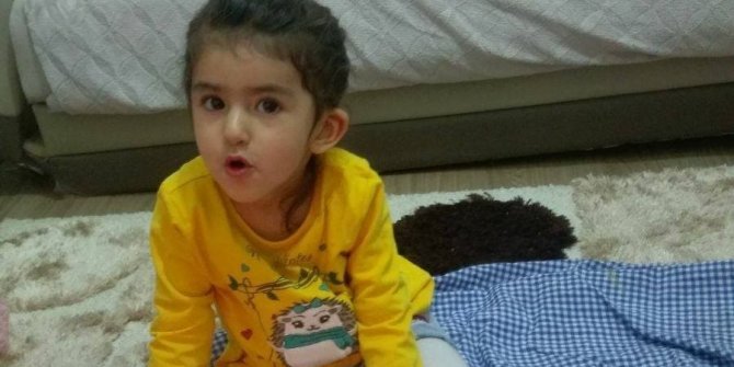 Yangında hayatını kaybeden kızının ayakkabılarını tutarak gözyaşı döktü