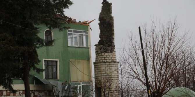 Yıldırım düşen caminin minaresi yıkıldı