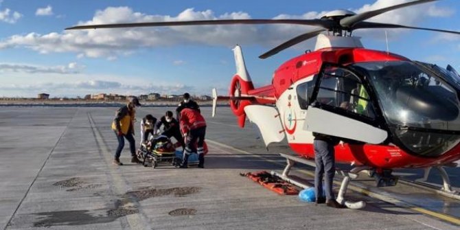 Kardan yolu kapalı mezradaki hastaya ambulans helikopterle ulaşıldı