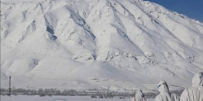Ağrı’da ekipler uzak köylere ulaşarak 85 yaş üzeri vatandaşları aşılıyor