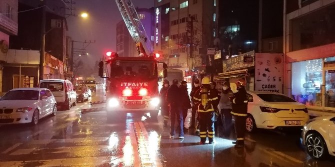 8 katlı binanın çatısında çıkan yangın paniğe sebep oldu