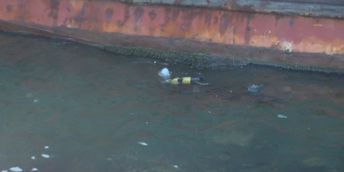 Zeytinburnu'nda kıyaya vuran gemide çalışmalar devam ediyor
