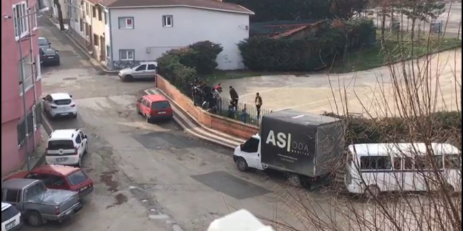 Top oynarken polisi gören çocukların kaçma anı kamerada