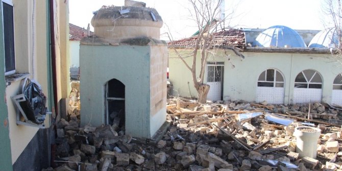 Karaman’da yıldırım düşen caminin minaresi yıkıldı