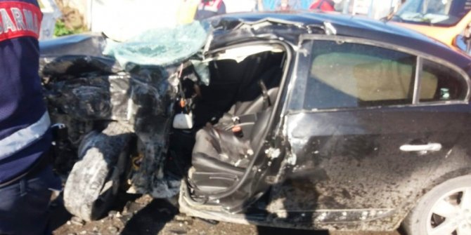 Otomobil direğe çarpıp takla attı: 3 yaralı