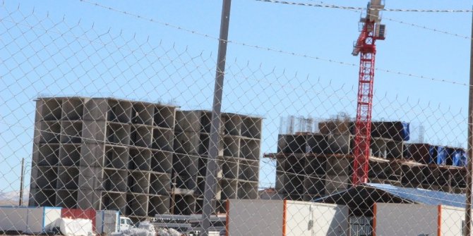Karaman’da inşaattan düşen işçi hastanelik oldu