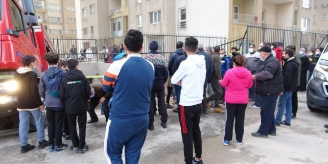 Yangını izlemek için kısıtlamayı ve sosyal mesafeyi unuttular
