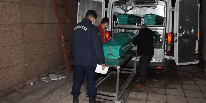 4 genç otomobilde başlarından vurularak öldürüldü