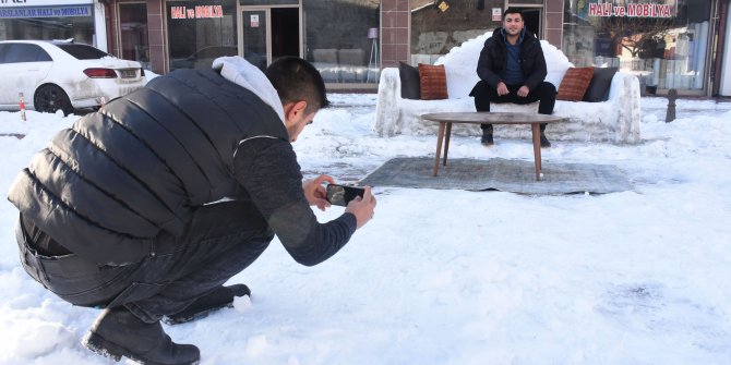 Sivas'ta mobilyacı, kardan koltuk yaptı