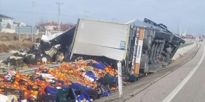 Konya'da meyve ve sebze yüklü tır devrildi