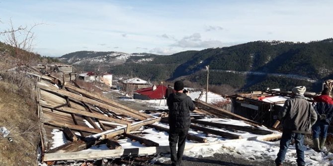 Taşköprü’de etkili olan şiddetli fırtına çatıları uçurdu