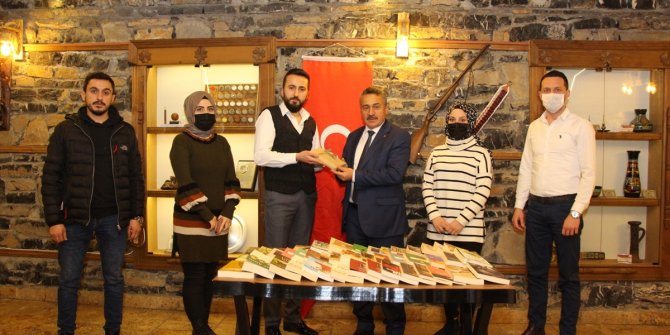 AK Parti Seydişehir Gençlik Kolları Başkanlığı'ndan yeni kütüphaneye kitap bağış