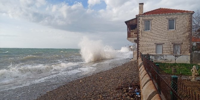 Çanakkale’de dev dalgalar evlere ulaştı