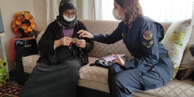 Kadın astsubaylar kadınları dolandırıcılara karşı uyardı