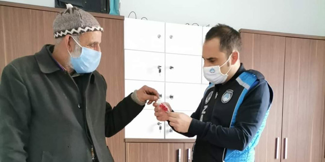 Yolda yürürken altın kesesi buldu