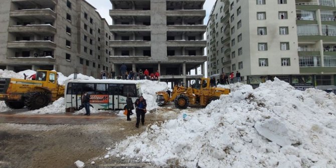 Çatıdan düşen tonlarca karın altında kaldılar