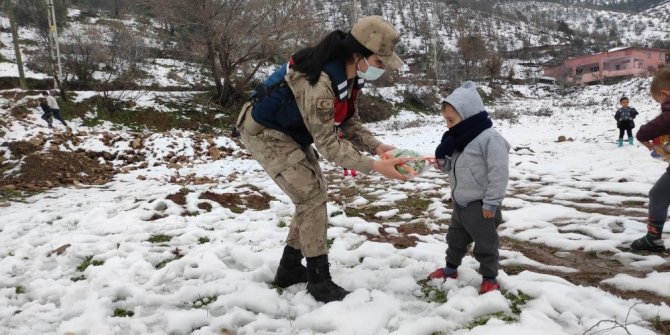 Jandarma çocuklarla kartopu oynayıp kardan adam yaptı