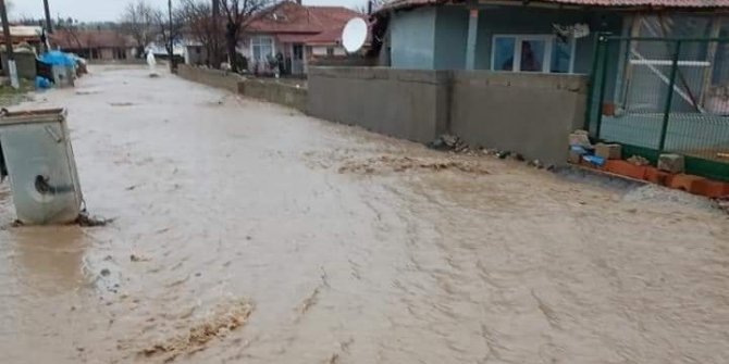 Edirne’de dereler taştı, araçlar yolda mahsur kaldı