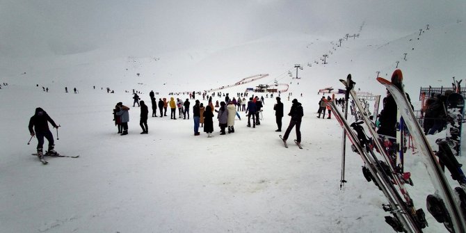 Bingöl'de karla kaplı Hesarek Kayak Merkezi'ne yoğun ilgi
