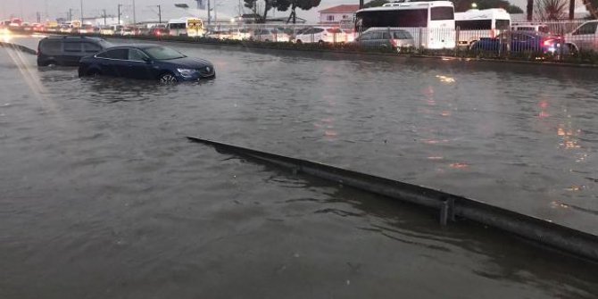 İzmir sağanağa teslim: Bir aylık yağış bir gecede düştü