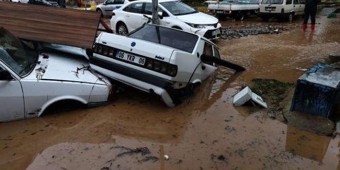 İzmir sağanağa teslim: Bir aylık yağış bir gecede düştü