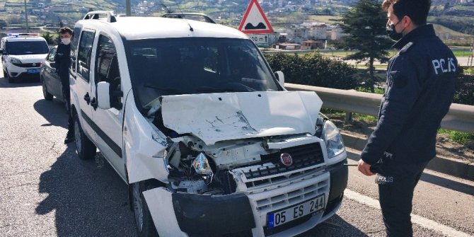 Hafif ticari araç kamyonete çarptı