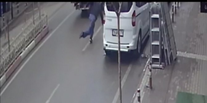 Kamyonetin açık kalan kapısının yayaya çarptığı an kamerada
