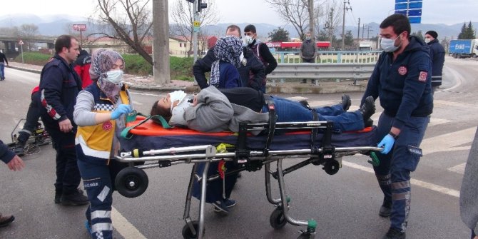 Kavşakta iki otomobil birbirine girdi
