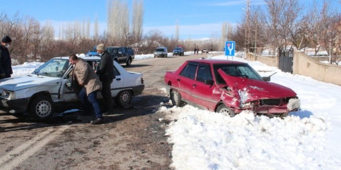 Otomobiller çarpıştı