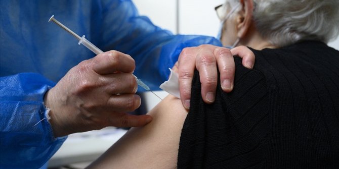 AB yaza kadar Avrupa nüfusunun yüzde 70'ini aşılama hedefini koruyor