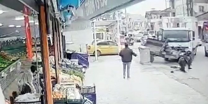 Kamyonun çarptığı pat pat hareket edip markete girdi