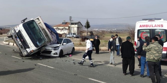 Elazığ’da kamyonet, otomobilin üzerine devrildi